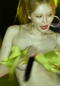 ​韩国女星金泫雅出舞台