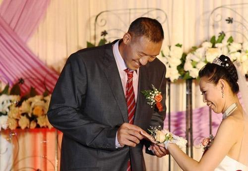 世界上最高夫妻,超过姚明叶莉!2米36篮球运动员娶1米9娇妻