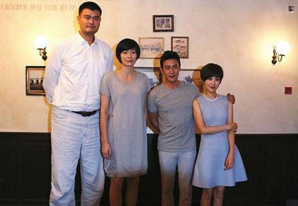 世界上最高夫妻,超过姚明叶莉!2米36篮球运动员娶1米9娇妻