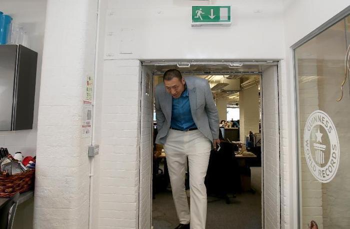 世界上最高夫妻,超过姚明叶莉!2米36篮球运动员娶1米9娇妻