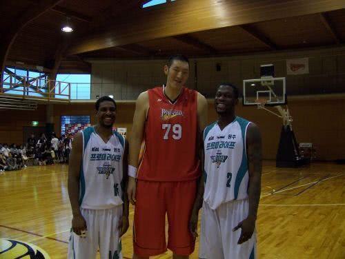 世界上最高夫妻,超过姚明叶莉!2米36篮球运动员娶1米9娇妻