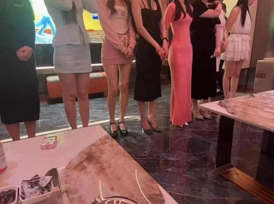 ​在KTV里面找了个陪唱小