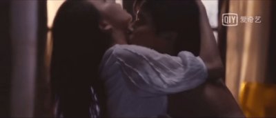 ​佟丽娅激烈热吻，让人