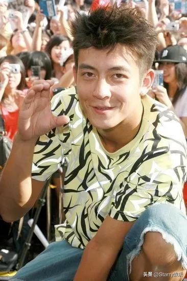 陈冠希晒全家福：一家三口过得非常幸福！