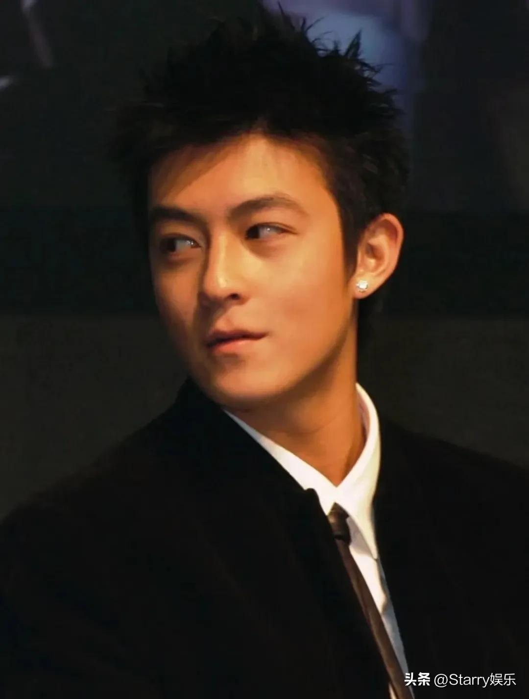 陈冠希晒全家福：一家三口过得非常幸福！