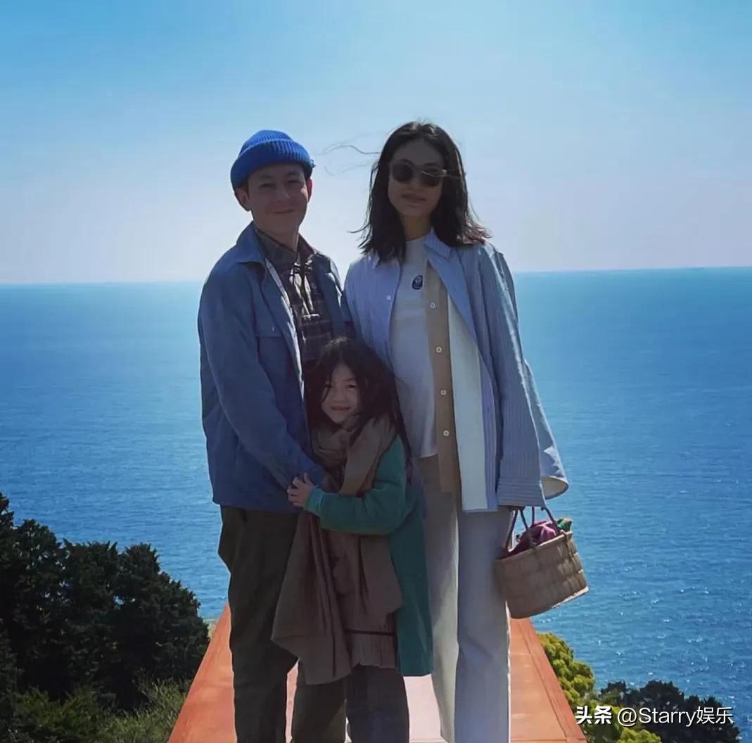 陈冠希晒全家福：一家三口过得非常幸福！