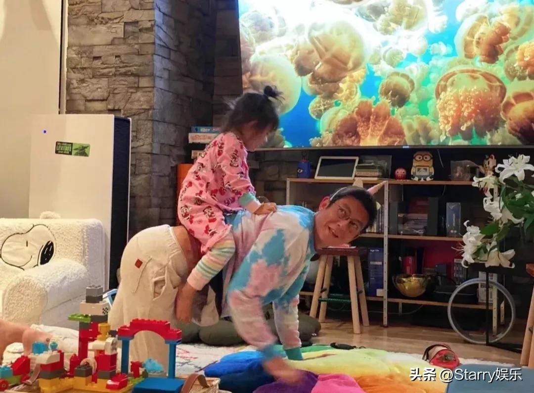 陈冠希晒全家福：一家三口过得非常幸福！