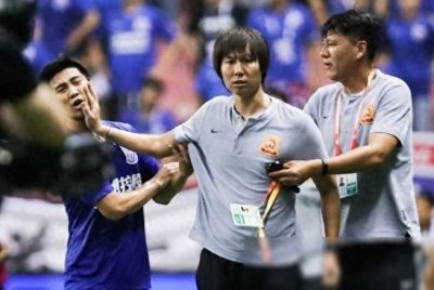 ​申花工作人员：李铁扇