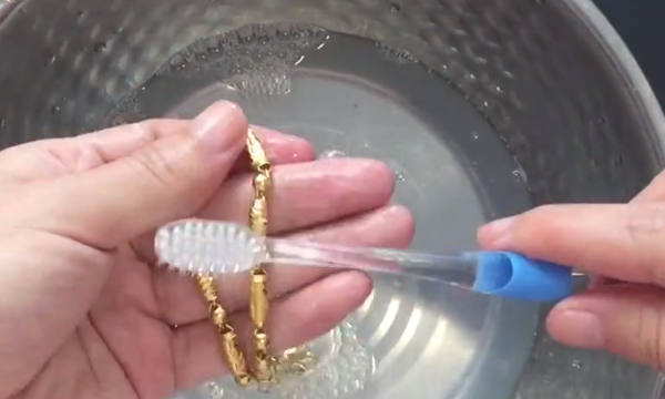 项链怎么清洗变亮,金项链怎样清洗光亮如新图13