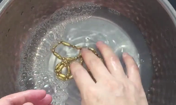 项链怎么清洗变亮,金项链怎样清洗光亮如新图12