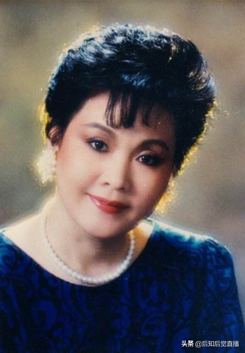 女高音歌唱家李谷一 歌声轻巧甜美 行腔婉转流畅 照片欣赏