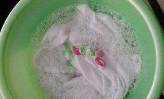 怎么洗杨梅汁染色的衣服,衣服弄到杨梅汁怎么洗图3