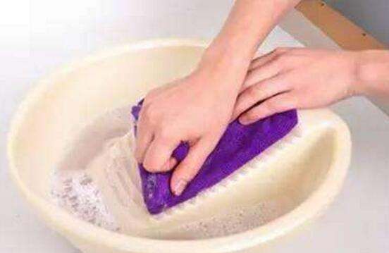 怎么洗杨梅汁染色的衣服,衣服弄到杨梅汁怎么洗图4