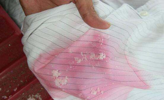 怎么洗杨梅汁染色的衣服,衣服弄到杨梅汁怎么洗图1