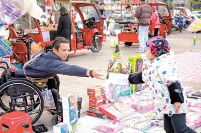 ​岳池，有一位特别的摆摊人！