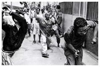 ​印尼到底有多疯狂、恐怖？30万华人惨遭屠杀，数万妇女当街被侵犯