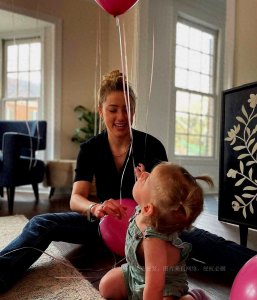 ​德普前妻艾梅柏被曝输官司后行为失控，街头随地脱裤大小便