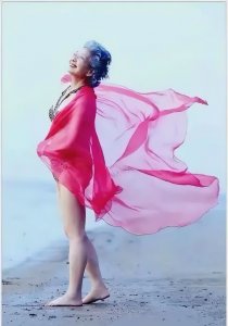 ​92岁奶奶能干啥？躺着等死？不，她露大腿拍泳装广告，成中国超模