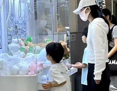 ​“黄晓明杨颖儿子近照曝光，颜值继承度超高！”