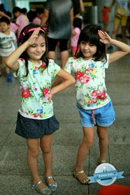 甜馨走红之前，最美的混血双胞胎姐妹：娜奥美丽莎