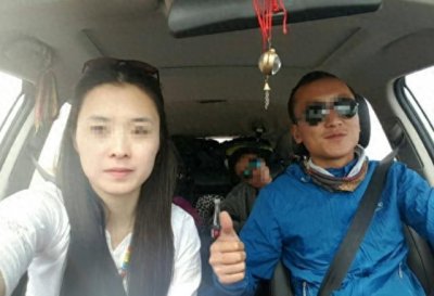 ​司机揭秘暗语：女游客在川藏线举着“RB”的牌子，是这意思！