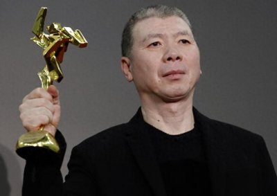 ​冯小刚近况揭秘：病危传闻、移民风波与养女身世之谜