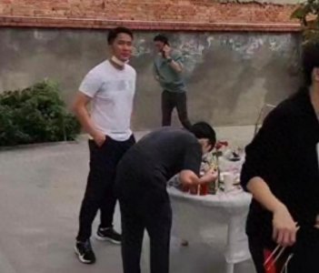 ​接地气！归化悍将林孝俊现身农村吃席，站桌子旁埋头苦吃太可爱