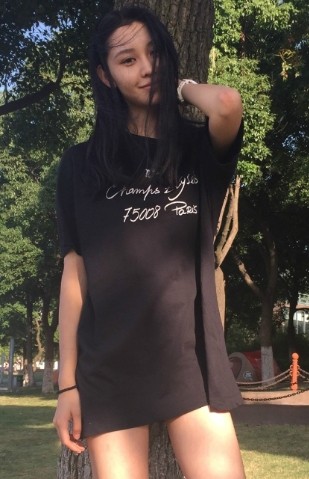 阿丽亚高挑迷人身材大长腿，美丽可爱的外表，散发着优雅的气质