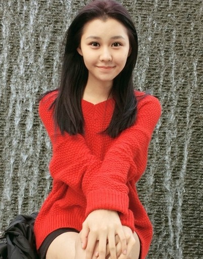 阿丽亚高挑迷人身材大长腿，美丽可爱的外表，散发着优雅的气质