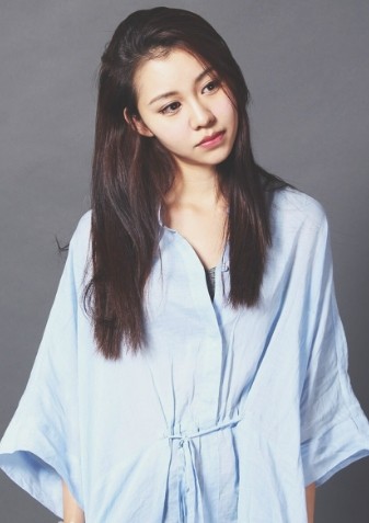 阿丽亚高挑迷人身材大长腿，美丽可爱的外表，散发着优雅的气质