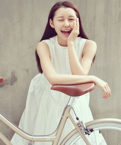 阿丽亚高挑迷人身材大长腿，美丽可爱的外表，散发着优雅的气质