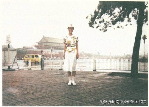 （4）太空女英雄刘洋老照片，图7刘洋与老师合影，图8白凤芝