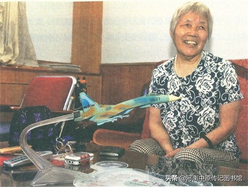 （4）太空女英雄刘洋老照片，图7刘洋与老师合影，图8白凤芝