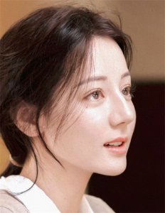 ​揭秘！原来迪丽热巴一直是素颜，她的美让人为之惊叹