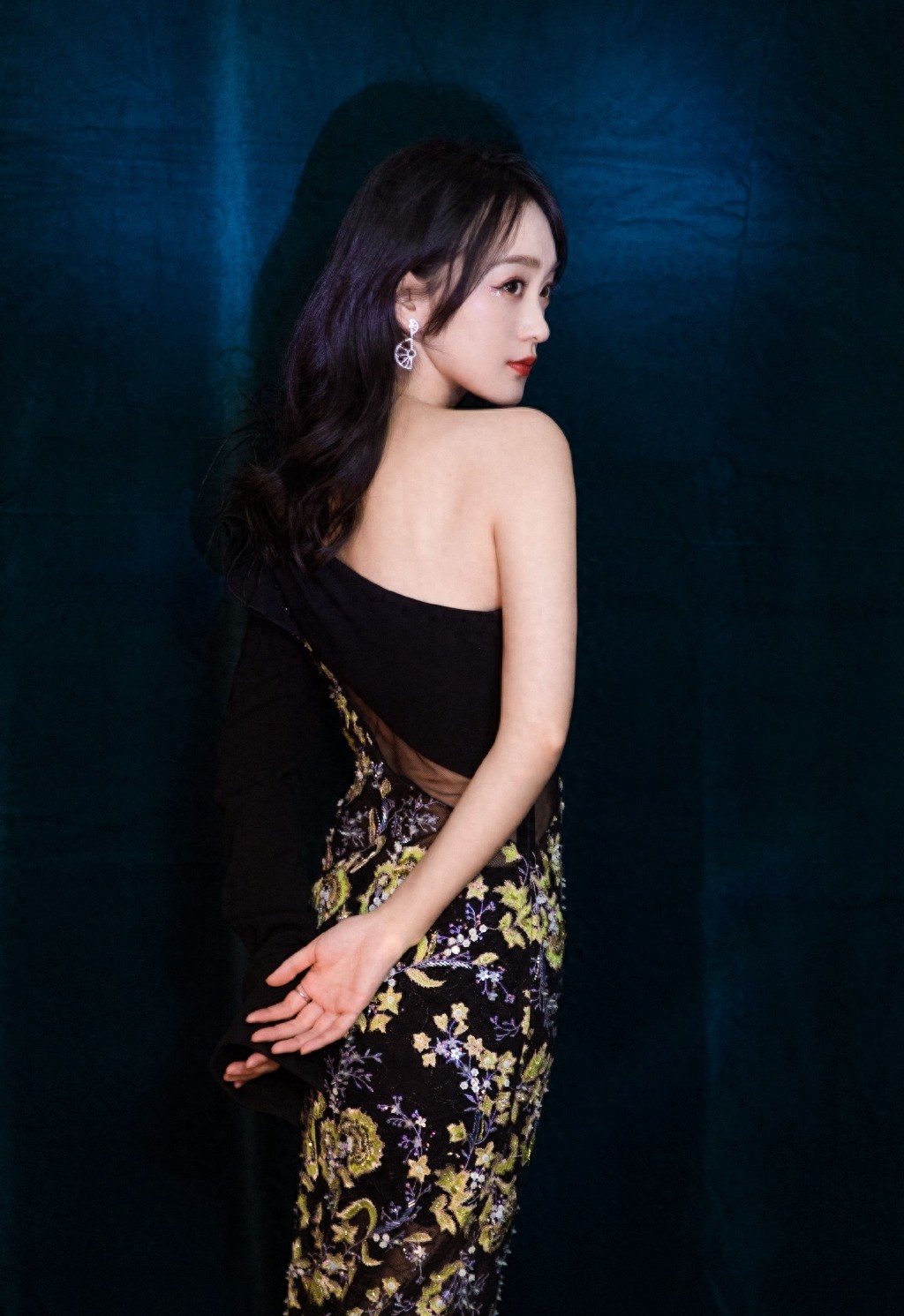 何泓姗是典型的“小琵琶精”，为何角色红，人却不红？