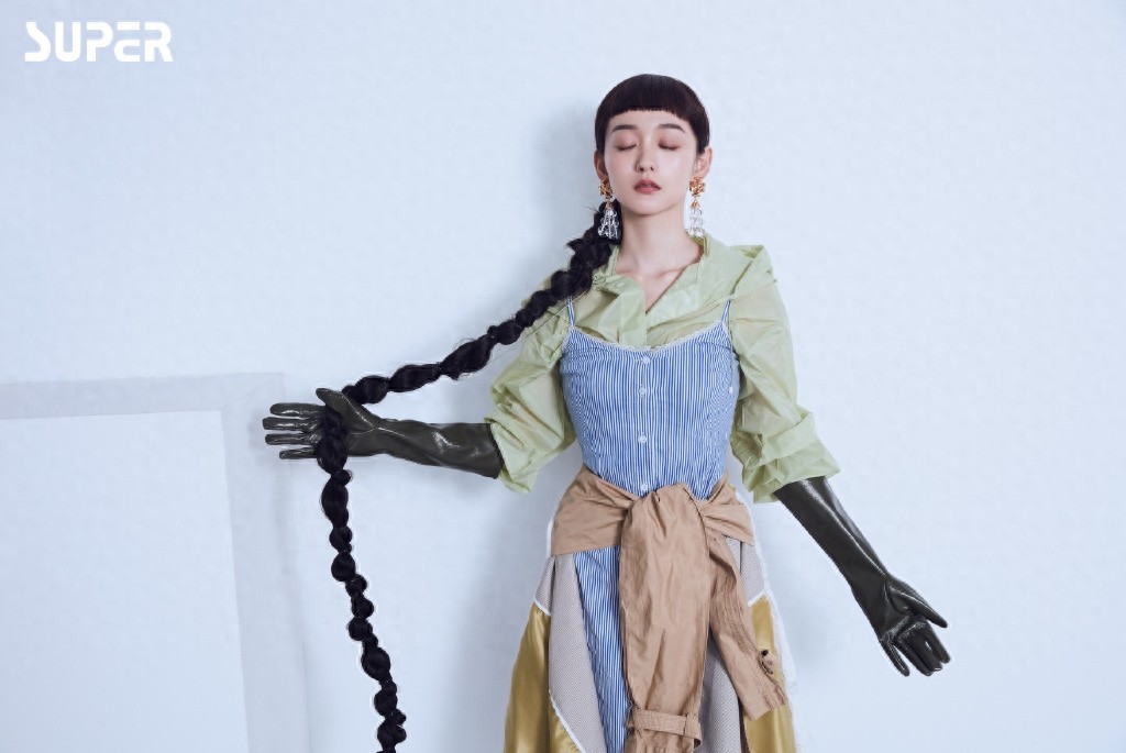 何泓姗是典型的“小琵琶精”，为何角色红，人却不红？