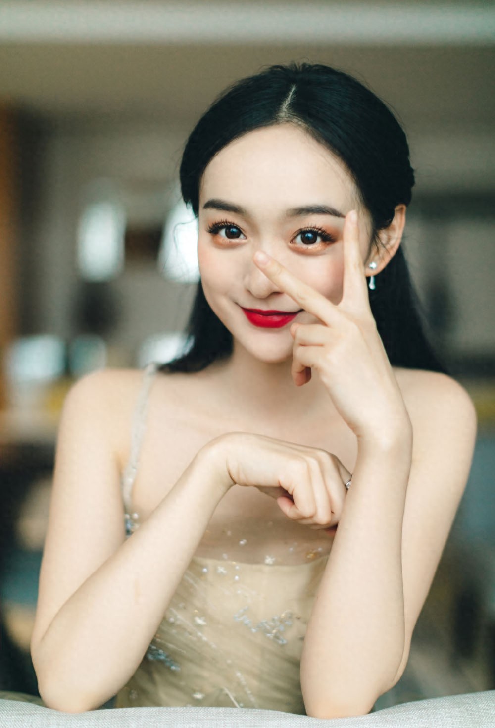 何泓姗是典型的“小琵琶精”，为何角色红，人却不红？