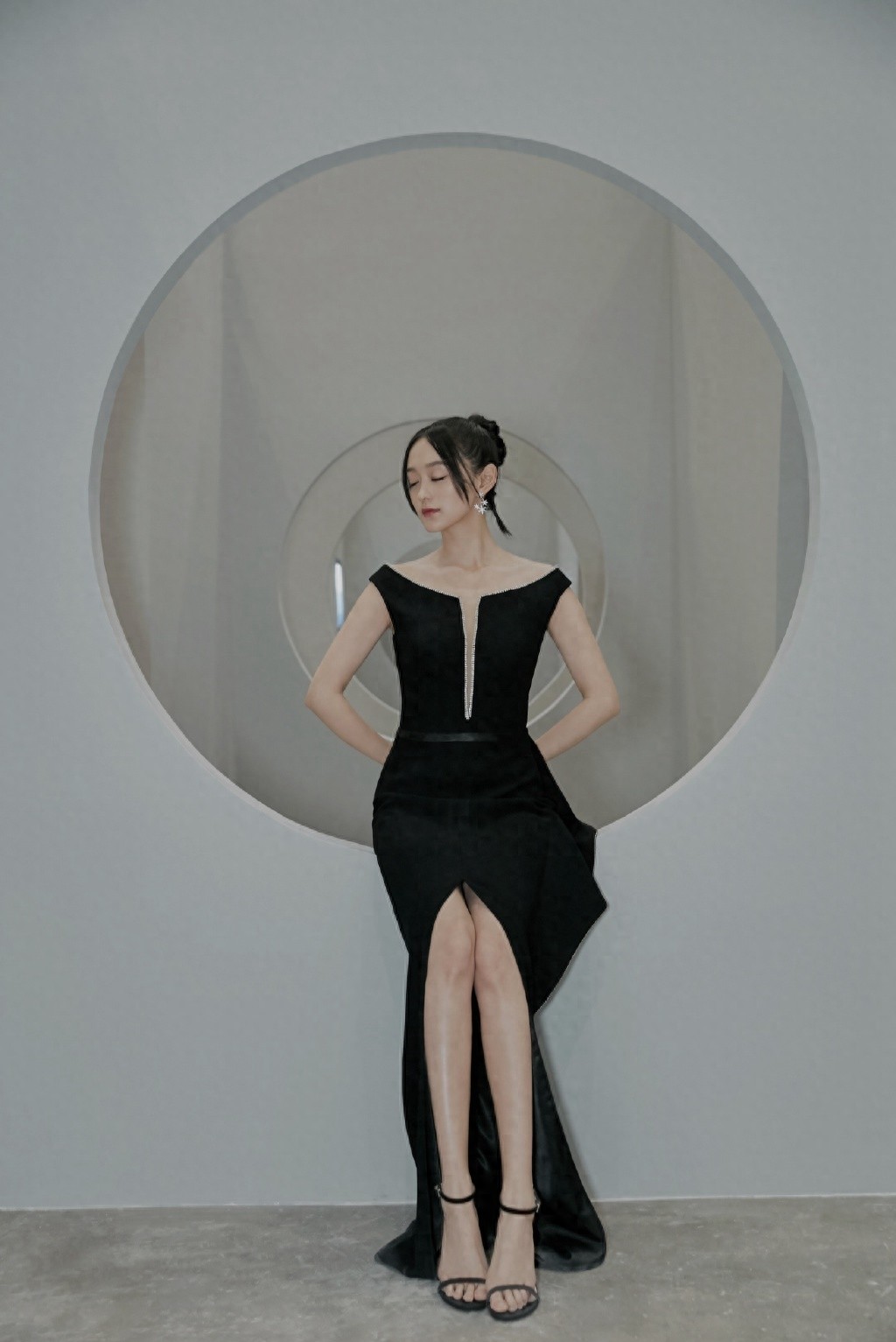 何泓姗是典型的“小琵琶精”，为何角色红，人却不红？