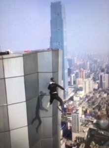 ​“高空挑战第一人”吴永宁在263米楼顶做引体向上坠亡令人痛心。