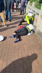 ​苏州一交警开罚单后被司机开车撞倒，当地回应