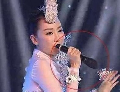 ​2016年央视元宵晚会上，萨顶顶真的存在假唱行为吗