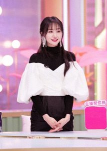 ​郑爽终于换掉发型，将长发扎成双马尾辫发型，嫩回20岁出头