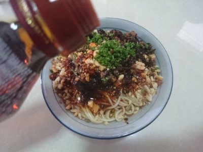 ​舌尖美味宜宾燃面