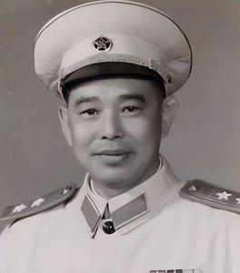 ​1979年廖汉生回湖南老家，拉着贺晓明问乡亲：看她长得像不像贺龙