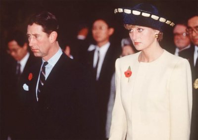 ​戴安娜过世后，查尔斯亲自接她回家，泪流满面最后亲吻了她一次