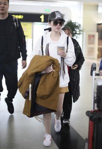 ​张靓颖穿卫衣走机场，不穿长裤玩“下衣失踪”，35岁皮肤白到发亮