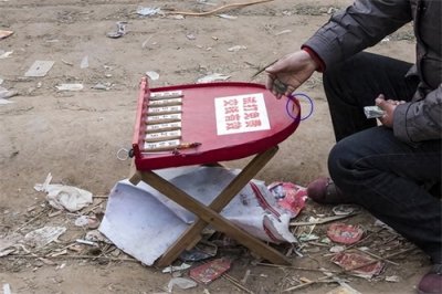 ​年关将至，弹球骗局再现乡村集市，一对情侣输掉上百块