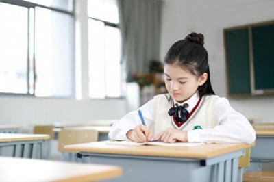 ​一张白纸背后的故事：揭秘监考老师失职事件引发的思考