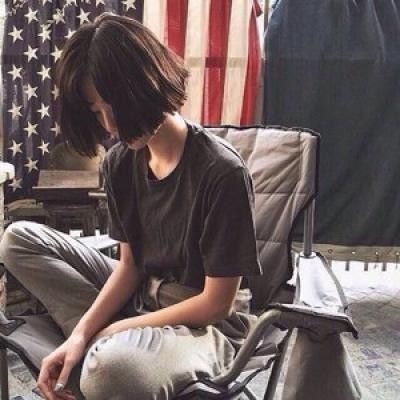 短发女生侧脸有意境好看的微信头像