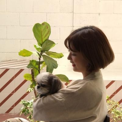 短发女生侧脸有意境好看的微信头像